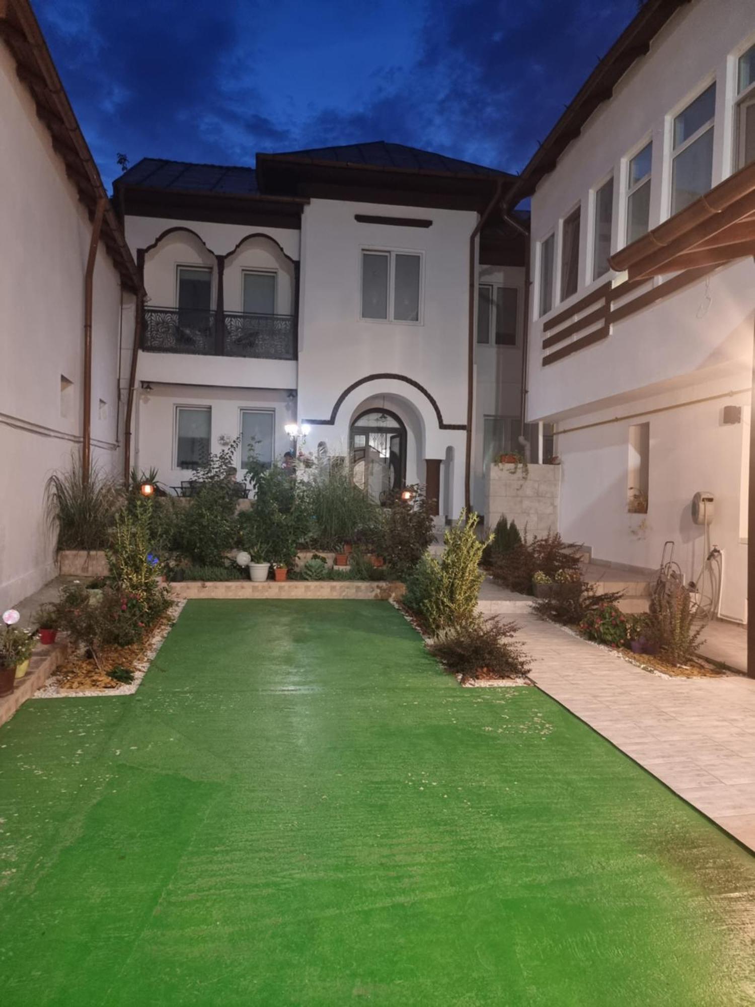 Casa Musceleana Hotel Câmpulung Buitenkant foto