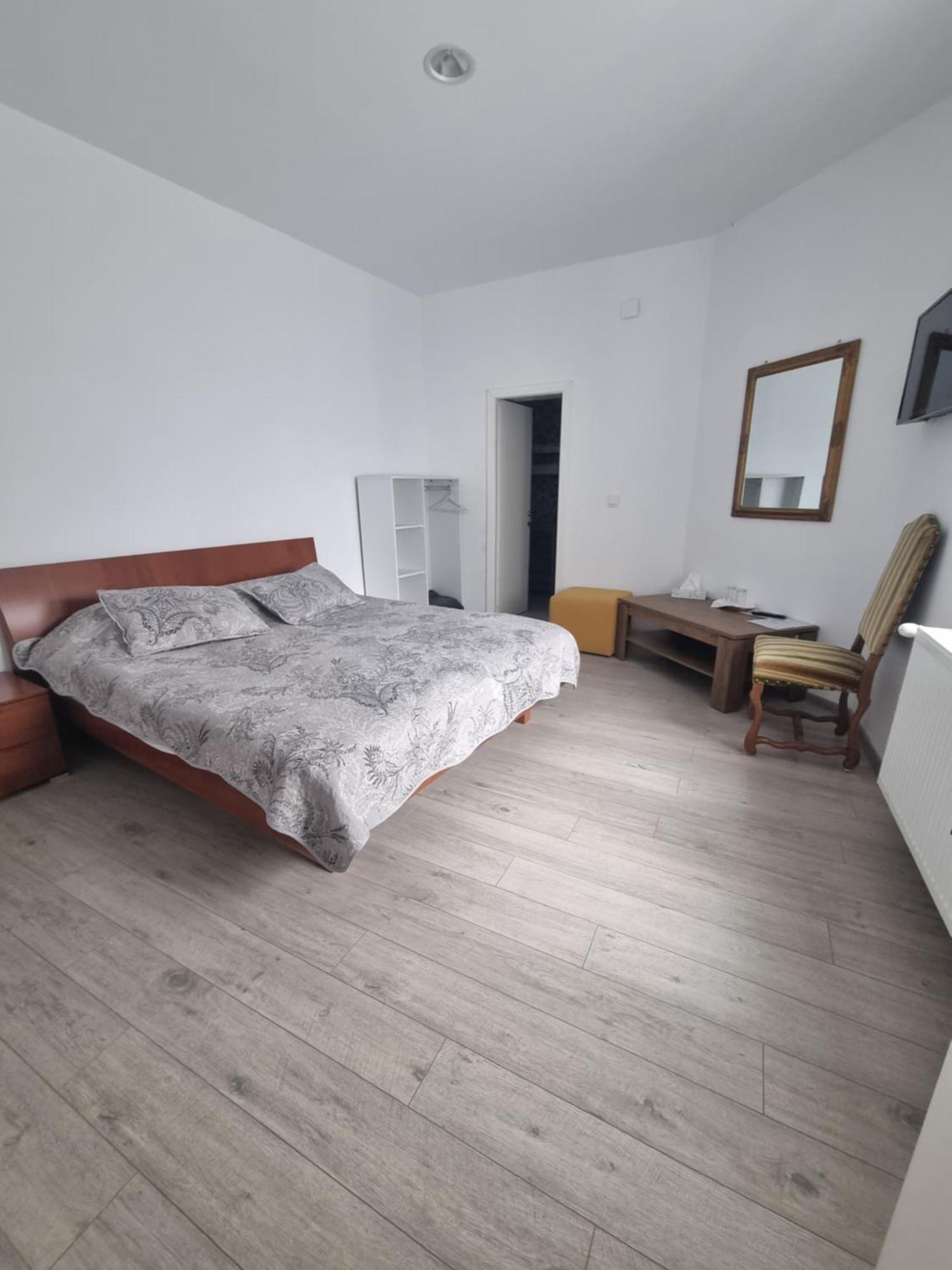 Casa Musceleana Hotel Câmpulung Buitenkant foto